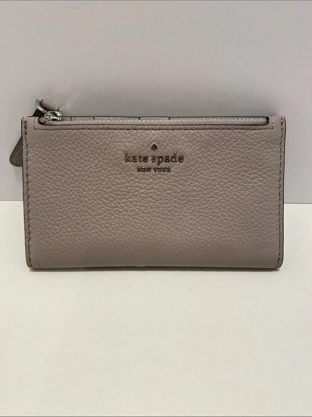 kate spade New York pebble leather card holder NWOT. Gray